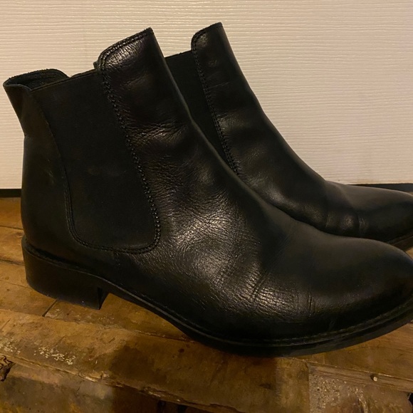 REALLY NICE LEATHER BLACK LITTLE BURGUNDY BOOTIES! - Picture 3 of 4